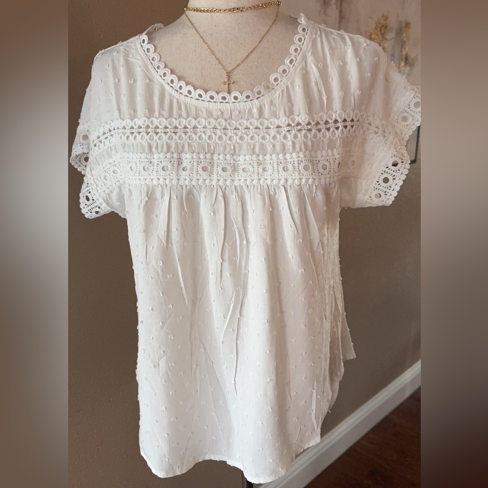 Gorgeous dot print peasant boho blouse with back button detail - Picture 3 of 8